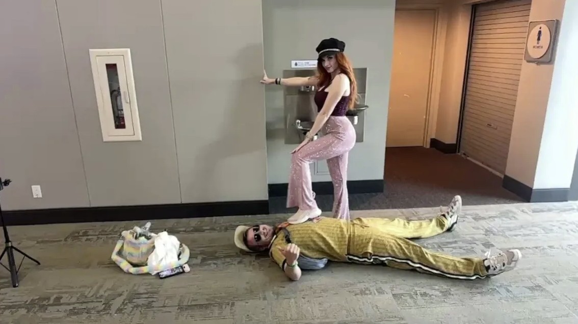 Maddyson и Amouranth на TwitchCon 