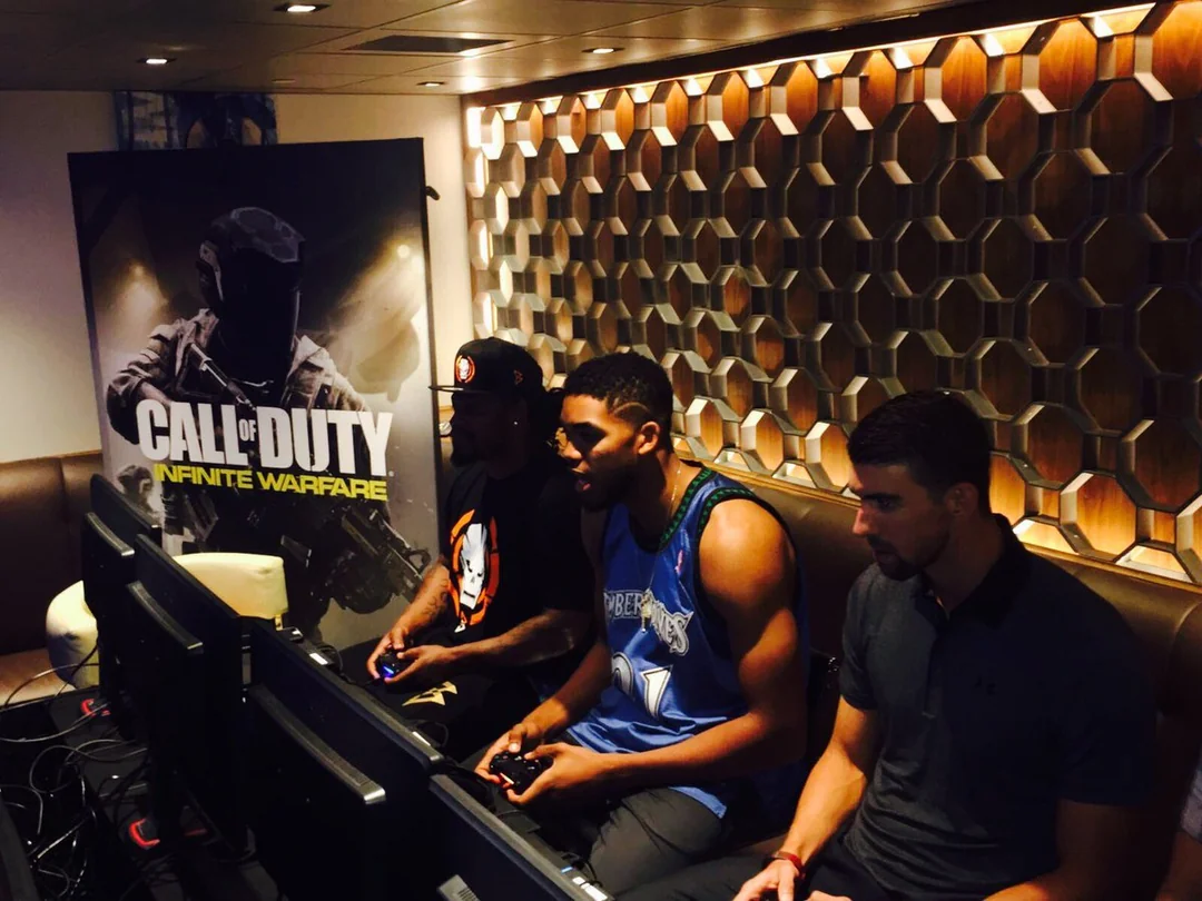 Майкл Фелпс, Маршон Линч и Карл-Энтони Таунс играют в Call of Duty
