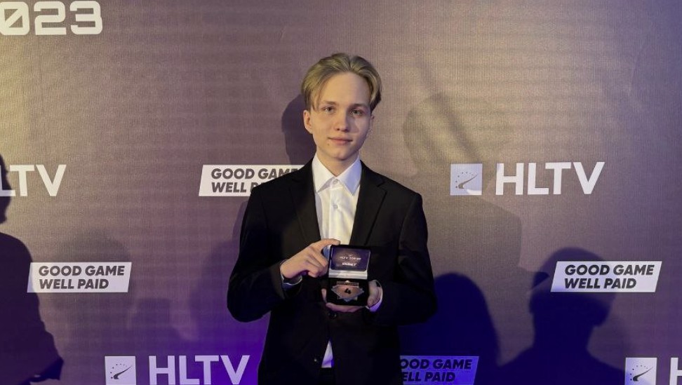 M0NESY опубликовал фотографию с наградой на HLTV Award Show