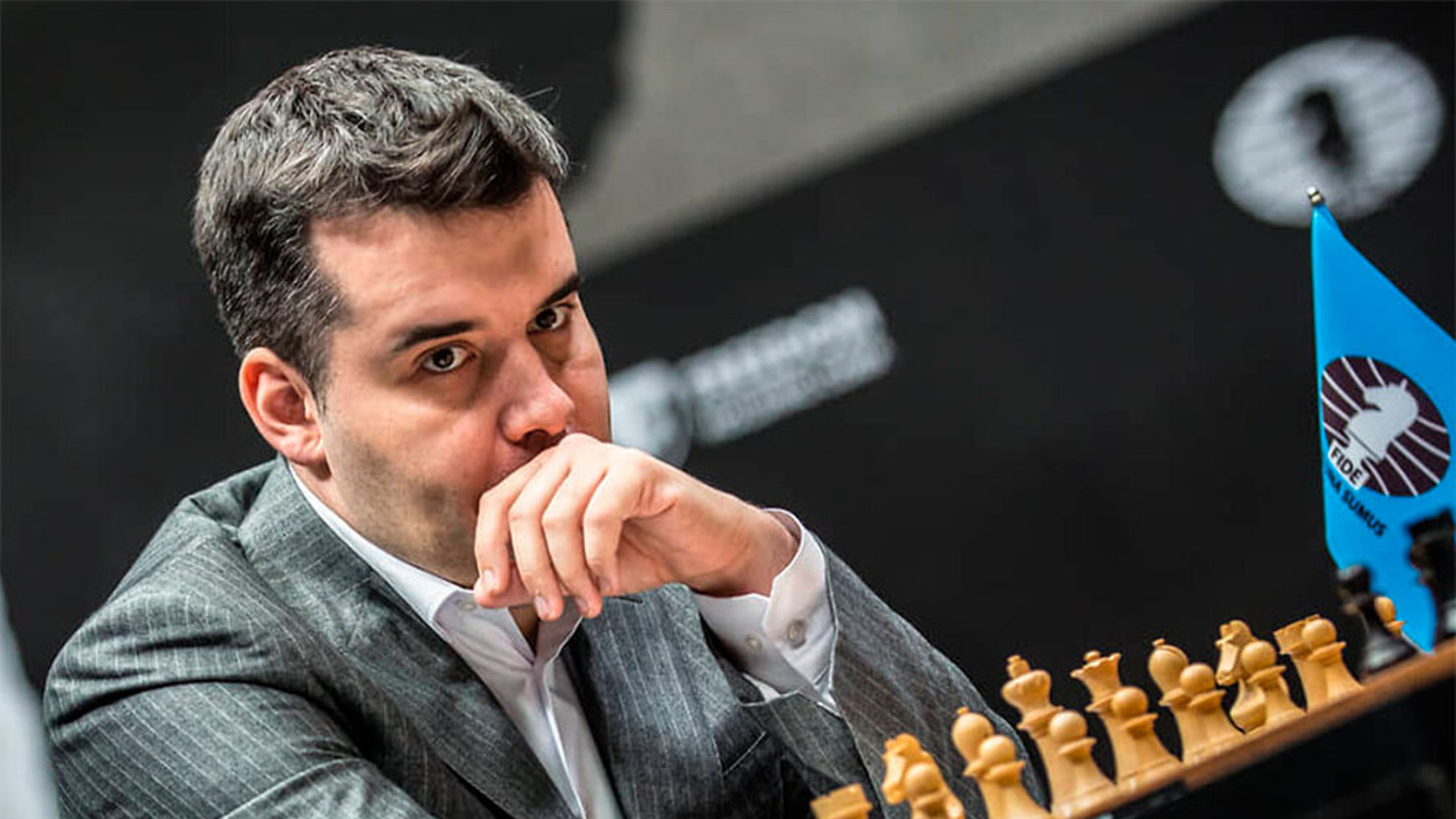Ян Непомнящий проиграл Дин Лижэню в матче за шахматную корону