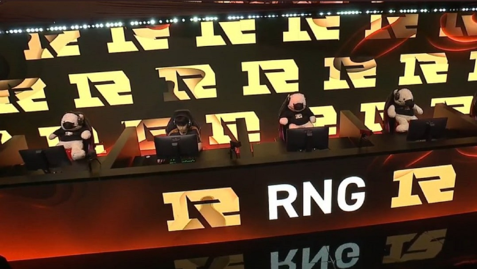 Игроки RNG выступают на TI11 из отеля — на сцене их заменили плюшевыми мишками