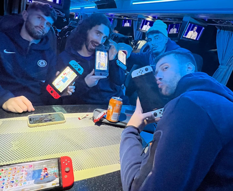 Кай Хаверц играет в Mario Kart вместе с товарищами по команде «Челси»