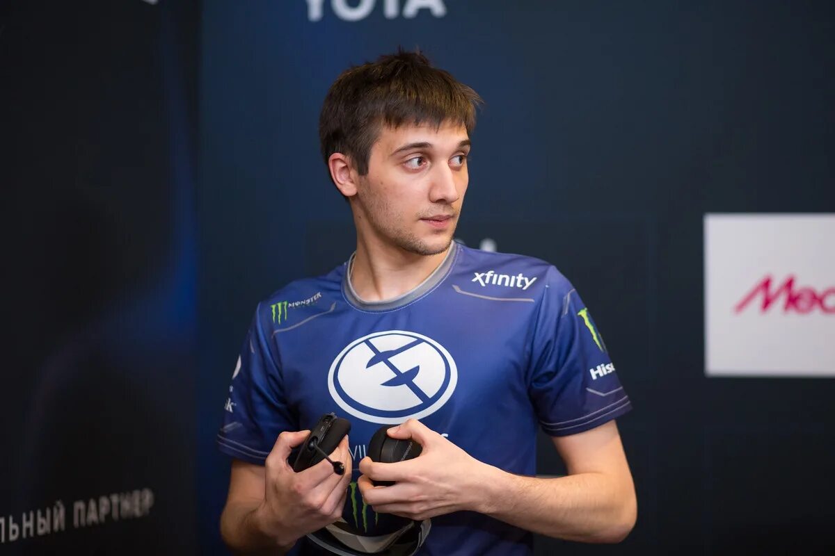 Arteezy cменил пять команд