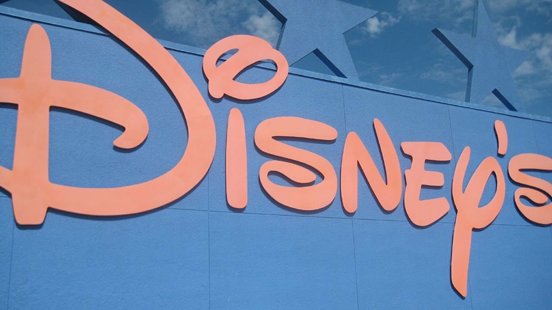 Disney приостановит работу на территории России
