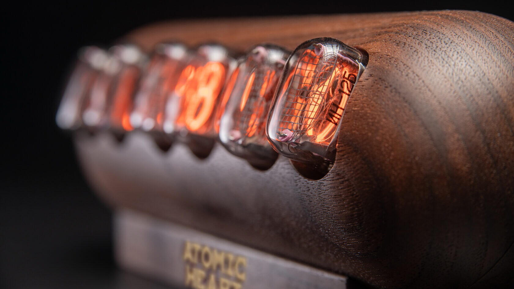 Ламповые часы «Капсула» в стилистике Atomic Heart