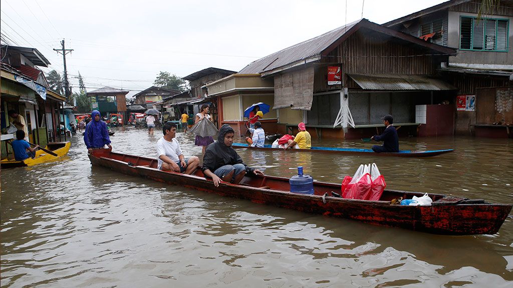 Филиппинские дети играли в CS во время наводнения