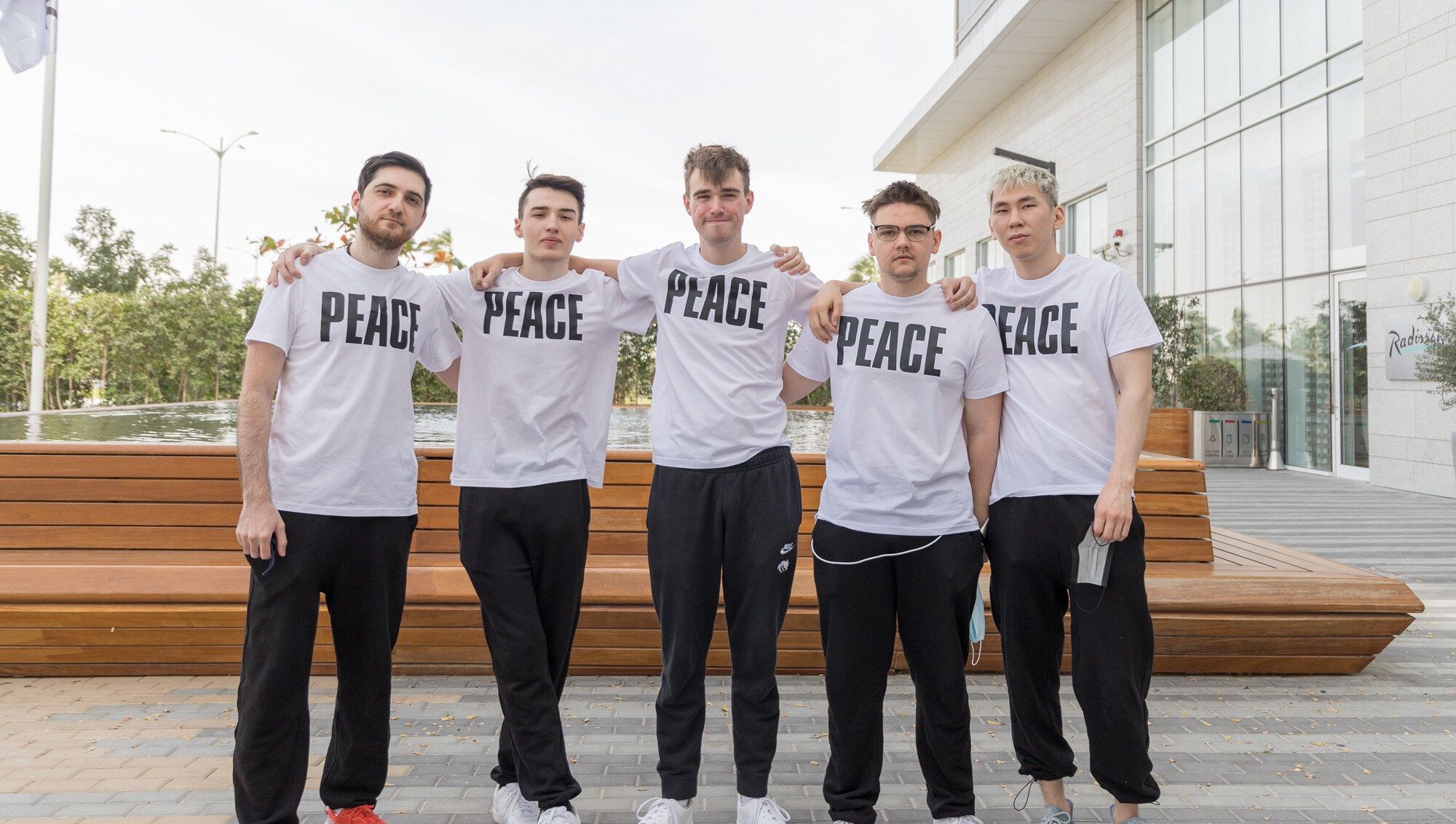 Игроки Team Spirit сфотографировались в футболках с надписью «Мир» на LAN-турнире в Дубае