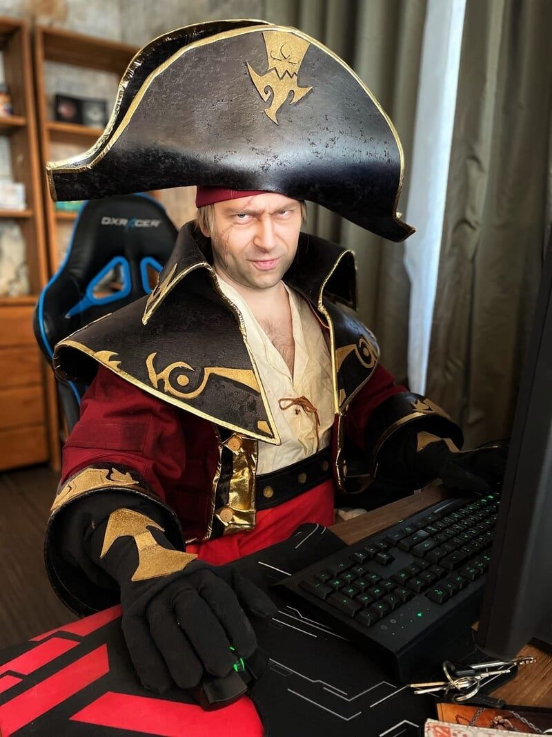 NS в костюме пирата