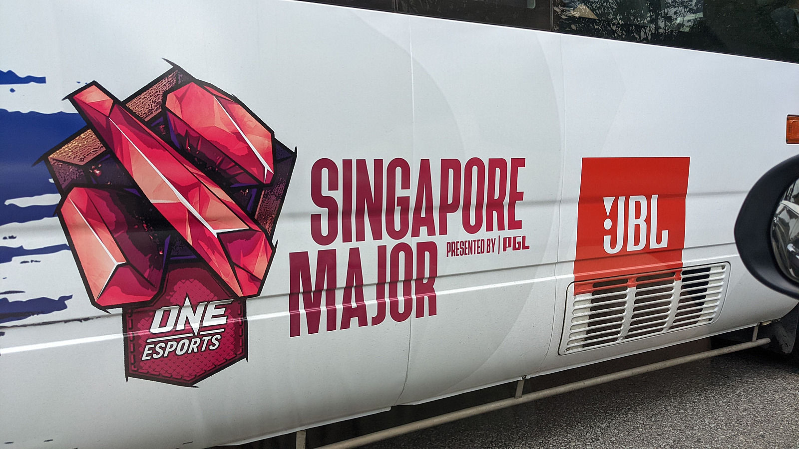 Символика ONE Esports Singapore Major 2021 на автобусе