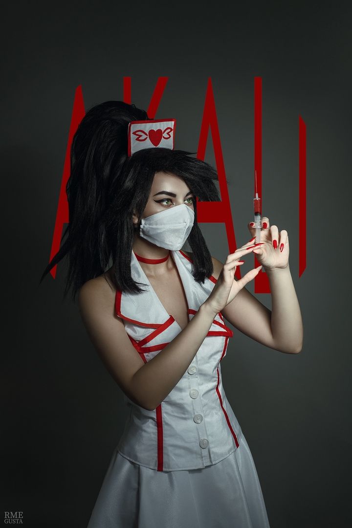 Косплей на медсестру Акали из LoL